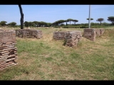 05915 ostia - regio iv - insula viii - edificio (iv,viii,5) - via di cartilio poplicola - 2. und 1. raum von osten - bli ri osten - 06-2024.jpg